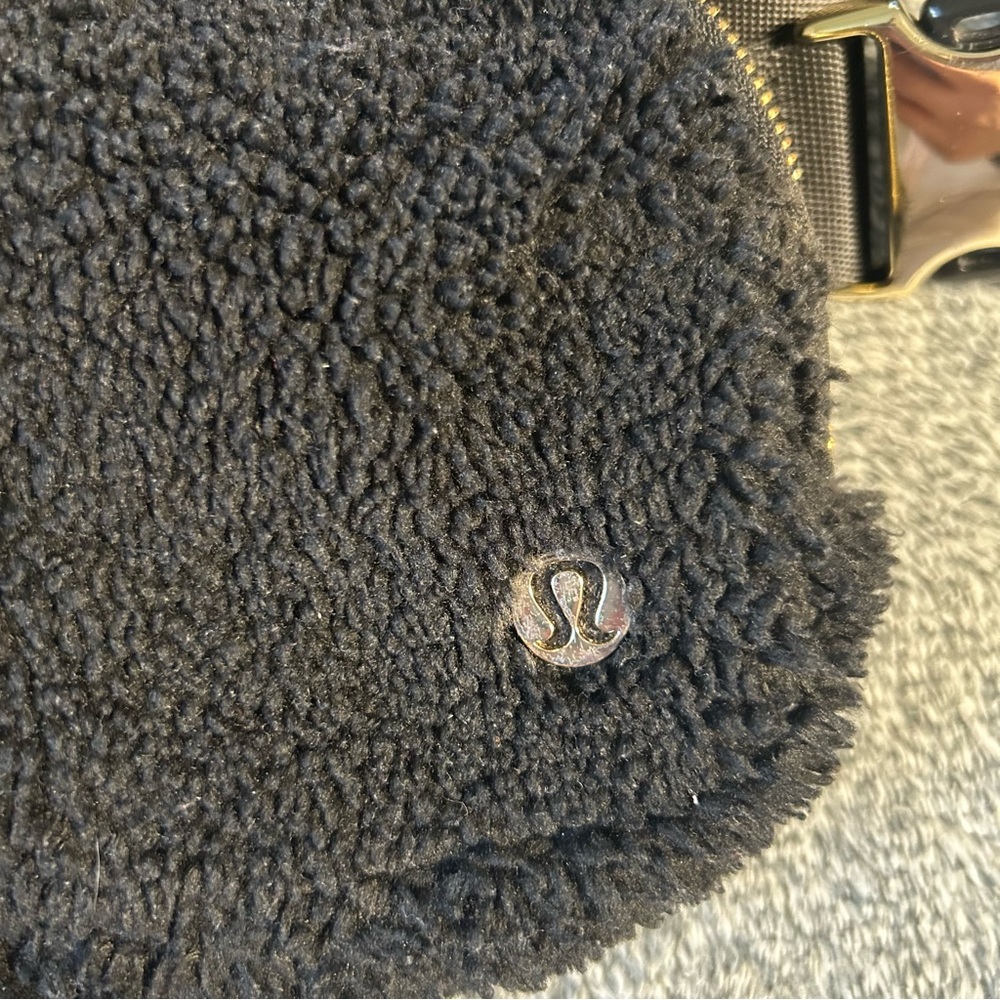 LULULEMON - Black Sherpa Belt Bag - Picture 4 of 7